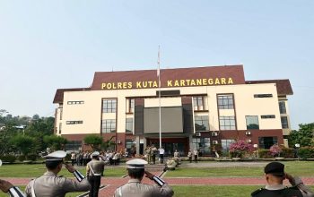 Apel Gelar Pasukan Operasi Patuh Mahakam 2026 di Lapangan Apel Polres Kukar. (Irvan/dutakaltimnews.com)