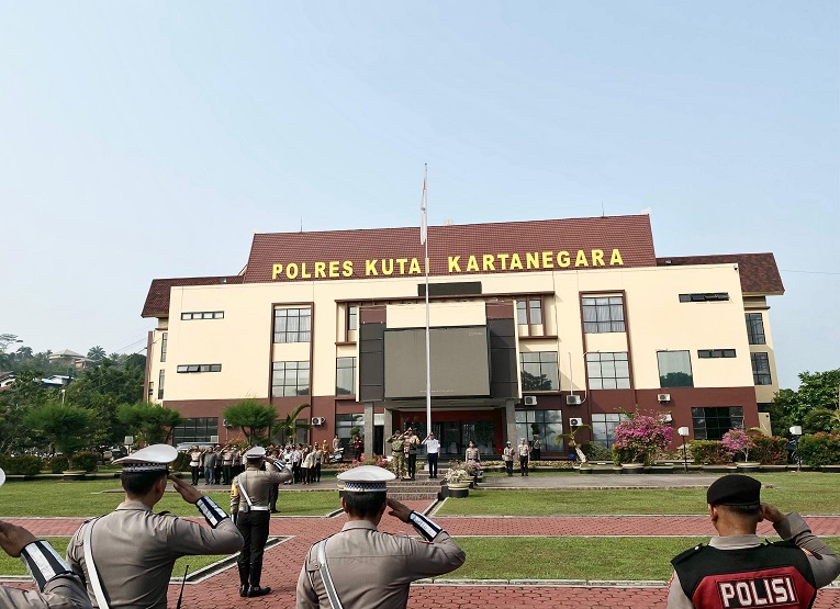 Apel Gelar Pasukan Operasi Patuh Mahakam 2026 di Lapangan Apel Polres Kukar. (Irvan/dutakaltimnews.com)