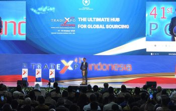 Menteri Koordinator Bidang Hilirisasi dan Transisi Energi sekaligus Menteri Energi dan Sumber Daya Mineral (ESDM) Bahlil Lahadalia saat mewakili Presiden RI Prabowo Subianto membuka Trade Expo Indonesia (TEI) ke-41 di Tangerang, Rabu (14/10). (Dok. Kementerian Energi dan Sumber Daya Mineral)