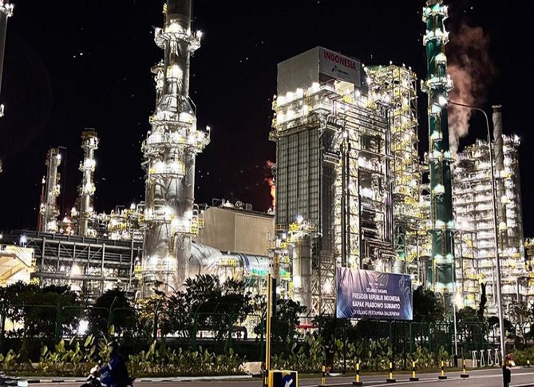 Gas Jangkrik North East #6 (JNE#6) dan fasilitas produksi Lapangan Maha-South Hub di tengah laut lepas pantai Kalimantan Timur. (Dok. Kementerian Energi dan Sumber Daya Mineral)