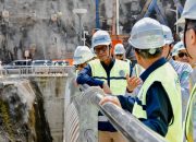 Wakil Menteri Energi dan Sumber Daya Mineral (ESDM) Yuliot, yang menyaksikan langsung proses tersebut, menargetkan pembangkit ini dapat beroperasi untuk menyambut lonjakan kebutuhan listrik pada periode Natal dan Tahun Baru. (Dok. Kementerian ESDM)