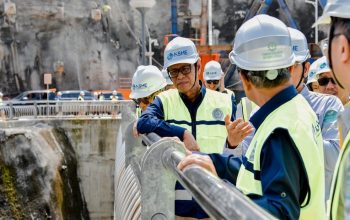 Wakil Menteri Energi dan Sumber Daya Mineral (ESDM) Yuliot, yang menyaksikan langsung proses tersebut, menargetkan pembangkit ini dapat beroperasi untuk menyambut lonjakan kebutuhan listrik pada periode Natal dan Tahun Baru. (Dok. Kementerian ESDM)
