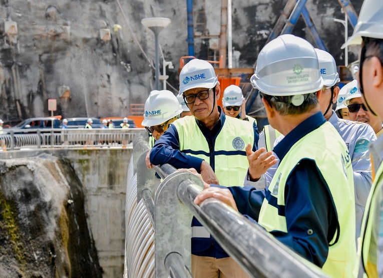 Wakil Menteri Energi dan Sumber Daya Mineral (ESDM) Yuliot, yang menyaksikan langsung proses tersebut, menargetkan pembangkit ini dapat beroperasi untuk menyambut lonjakan kebutuhan listrik pada periode Natal dan Tahun Baru. (Dok. Kementerian ESDM)