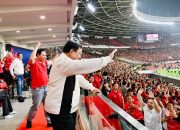Presiden Prabowo Subianto menyaksikan langsung perjuangan Tim Nasional Indonesia mencetak sejarah dengan menjuarai edisi perdana FIFA ASEAN Cup 2026 di Stadion Utama Gelora Bung Karno (SUGBK), Jakarta, pada Senin malam, 5 Oktober 2026. (Dok. Sekretariat Negara Republik Indonesia)