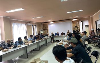 Warga Sungai Payang Tuntut Realisasi 294 Hektare Kebun Plasma dari PT Niagamas 3 Suasana Audisi Masyarakat Sungai Payang Dengan Pihak Terkait di Ruang Rapat Kantor Disbun Kukar. (Irvan/dutakaltimnews.com)