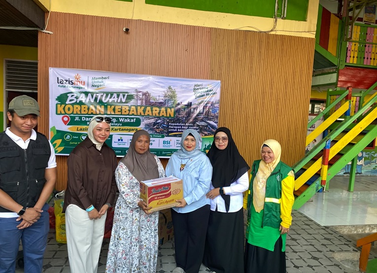 YJI Cabang Kalitim bersama Tim TP PKK) Kabupaten Kukar, meninjau kondisi sekaligus menyalurkan bantuan kepada warga terdampak kebakaran di Jalan AM Alimuddin, RT 33, Kelurahan Melayu, Kecamatan Tenggarong. (Irvan/dutakaltimnews.com)