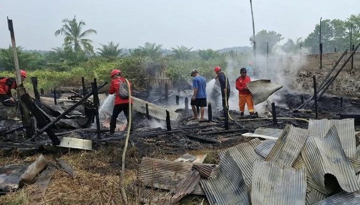 Diduga Bara Pembakaran Sampah, Bangunan Bekas Sarang Walet di Sebulu Terbakar
