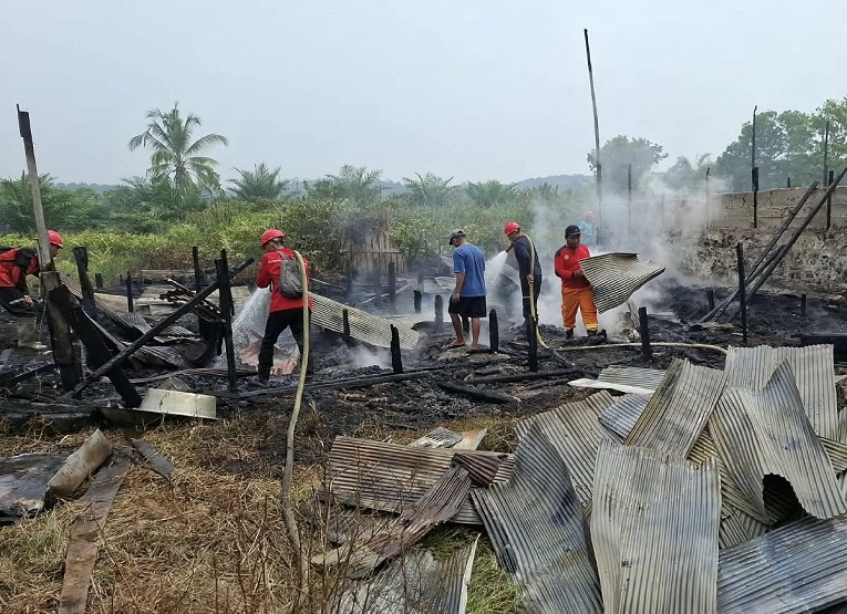 Bangunan Bekas Sarang Burung Walet Yang Ludes Terbakar (Dok. Desa Mekar Jaya)