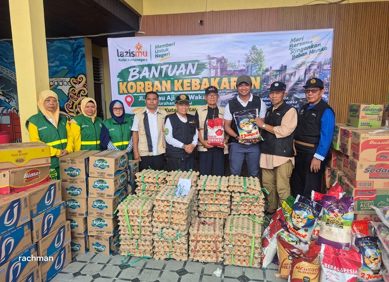 Penyerahan Bantuan dari PD Muhammadiyah Kukar Kepada Korban Yang Terdampak Kebakaran di Jalan AM Alimuddin (Dok. PD Muhammadiyah Kukar)