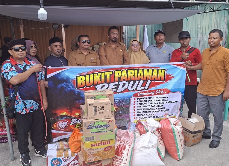 Penyerahan bantuan dari masyarakat Desa Bukit Pariaman untuk korban kebakaran di Jalan Kartini Gang Karya, Kelurahan Loa Ipuh, Tenggarong. (Irvan/dutakaltimnews.com)