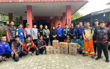 Anggota DPRD Kukar Saat Meninjau Kebakaran di Jalan Kartini Gang Karya, Kelurahan Loa Ipuh, Kecamatan Tenggarong. (Van/dutakaltimnews.com)