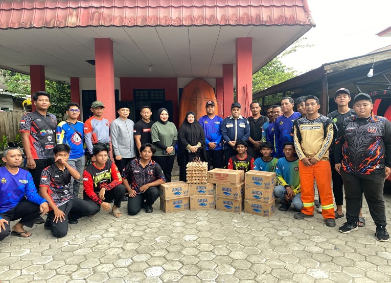 Anggota DPRD Kukar Saat Meninjau Kebakaran di Jalan Kartini Gang Karya, Kelurahan Loa Ipuh, Kecamatan Tenggarong. (Van/dutakaltimnews.com)