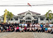 Antusiasme Tinggi, Kejari Kukar Buka Peluang Easy Run dengan Peserta Lebih Besar 10 Peserta Easy Run dan Senam Bersama Adhyaksa Runners berfoto bersama di halaman Kantor Kejari Kukar. (Irvan/dutakaltimnews.com)