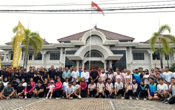 Antusiasme Tinggi, Kejari Kukar Buka Peluang Easy Run dengan Peserta Lebih Besar 4 Peserta Easy Run dan Senam Bersama Adhyaksa Runners berfoto bersama di halaman Kantor Kejari Kukar. (Irvan/dutakaltimnews.com)