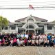 Peserta Easy Run dan Senam Bersama Adhyaksa Runners berfoto bersama di halaman Kantor Kejari Kukar. (Irvan/dutakaltimnews.com)