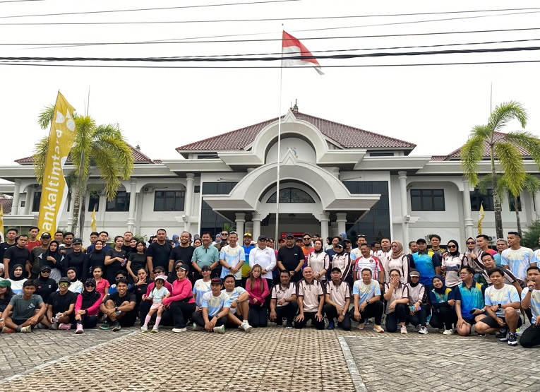 Peserta Easy Run dan Senam Bersama Adhyaksa Runners berfoto bersama di halaman Kantor Kejari Kukar. (Irvan/dutakaltimnews.com)