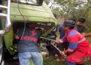 Kecelakaan di KM 10 Tenggarong-Kota Bangun, Korban Terjepit Berhasil Dievakuasi 9 Petugas dan warga saat evakuasi korban lakalantas) yang dilaporkan terjepit di Jalan Poros Tenggarong-Kota Bangun Kilometer 10, Kelurahan Loa Ipuh Darat. (Dok. Disdamkarmatan Kukar)