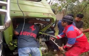 Kecelakaan di KM 10 Tenggarong-Kota Bangun, Korban Terjepit Berhasil Dievakuasi 3 Petugas dan warga saat evakuasi korban lakalantas) yang dilaporkan terjepit di Jalan Poros Tenggarong-Kota Bangun Kilometer 10, Kelurahan Loa Ipuh Darat. (Dok. Disdamkarmatan Kukar)
