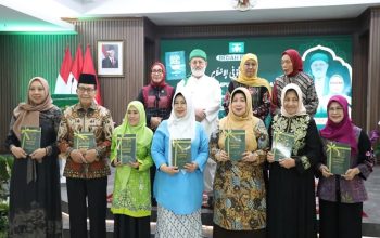 Menteri PPPA: Nilai Agama Menjadi Landasan Penguatan Hak dan Pemberdayaan Perempuan 3 Menteri PPPA dalam acara Bedah Buku Hak Perempuan dalam Islam karya Prof. dr. Syeikh Muhammad Fadhil Al-Jilani Al-Hasani, Jakarta. (Dok. Kementerian Pemberdayaan Perempuan dan Perlindungan Anak)