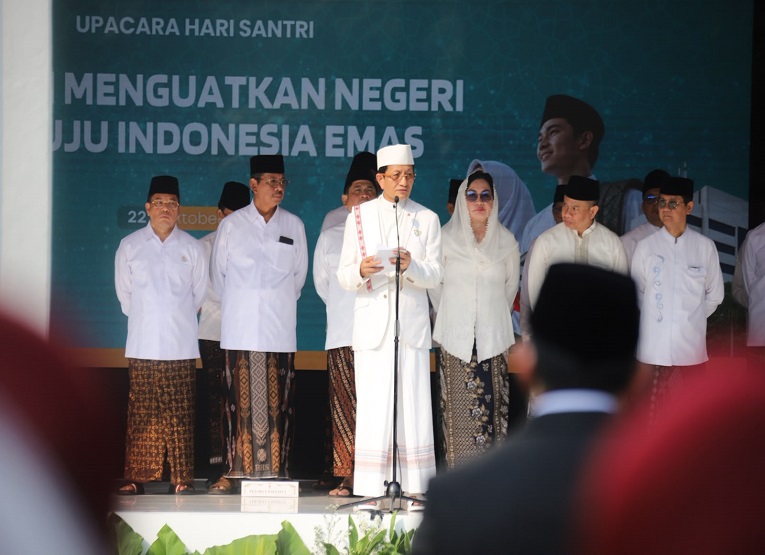 Menag Nasaruddin Umar saat menyampaikan amanat upacara pada Peringatan Hari Santri 2026. (Dok. Kementerian Agama Republik Indonesia)