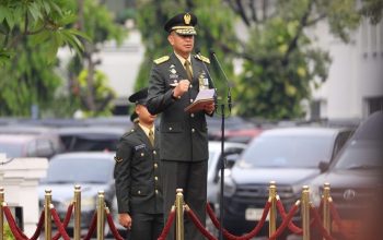 Kepala Badan Pengembangan Sumber Daya Manusia Pertahanan Kementerian Pertahanan (BPSDM Han Kemhan) Mayor Jenderal TNI Ketut Gede Wetan Pastia memimpin upacara Peringatan Hari Sumpah Pemuda (HSP) ke-98 di Kementerian Pertahanan RI, Jakarta. (Dok. Kementerian Pertahanan)