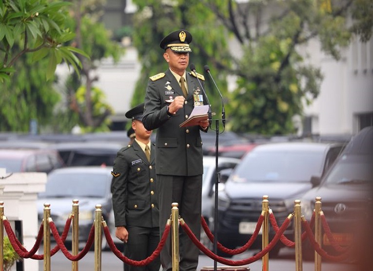 Kepala Badan Pengembangan Sumber Daya Manusia Pertahanan Kementerian Pertahanan (BPSDM Han Kemhan) Mayor Jenderal TNI Ketut Gede Wetan Pastia memimpin upacara Peringatan Hari Sumpah Pemuda (HSP) ke-98 di Kementerian Pertahanan RI, Jakarta. (Dok. Kementerian Pertahanan)