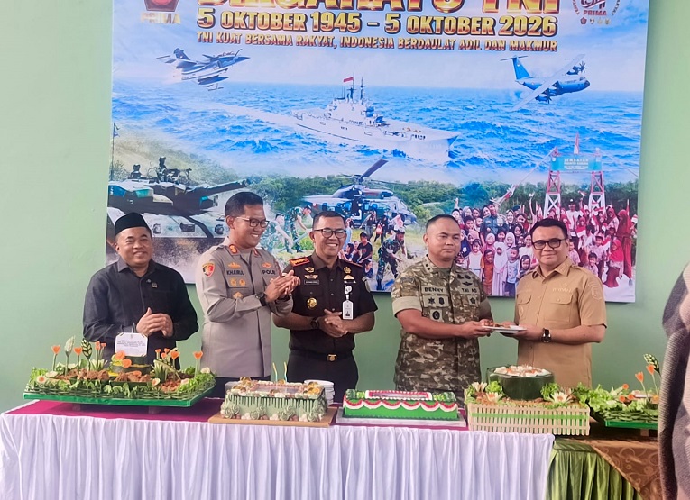 Peringatan HUT ke-81 TNI dengan tema “TNI Kuat Bersama Rakyat, Indonesia Berdaulat, Adil dan Makmur”. (Van/dutakaltimnews.com)