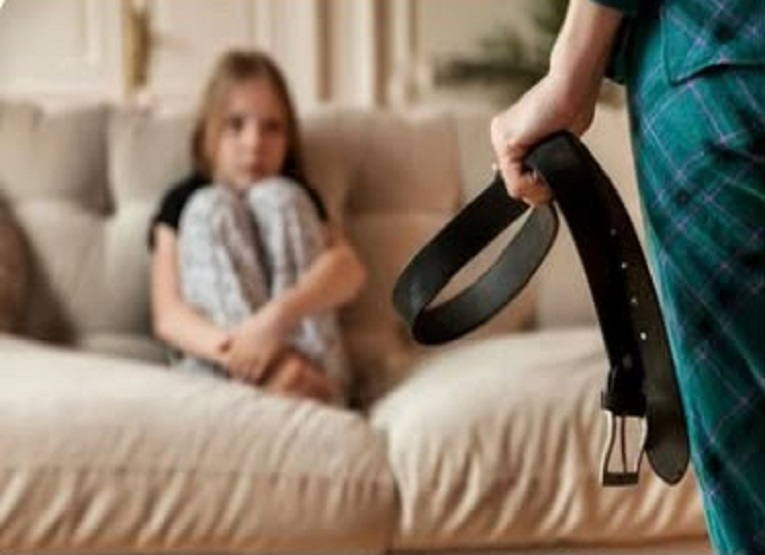 Seorang ibu memegang ikat pinggang di hadapan anak perempuannya. (Dok. Shutterstock)