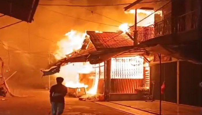 Kebakaran di Muara Muntai Kukar Hanguskan 8 Rumah dan Kantor Bankaltimtara, Kerugian Ditaksir Rp2 Miliar
