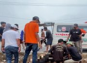 Petugas dan warga mengevakuasi korban kecelakaan lalu lintas di Jalan Soekarno-Hatta Km 18, Desa Batuah, Loa Janan. (Istimewa)