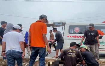 Petugas dan warga mengevakuasi korban kecelakaan lalu lintas di Jalan Soekarno-Hatta Km 18, Desa Batuah, Loa Janan. (Istimewa)