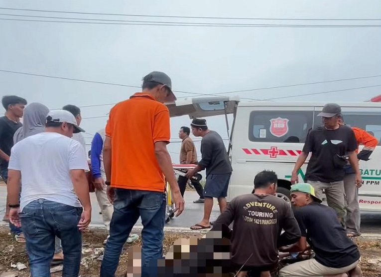 Petugas dan warga mengevakuasi korban kecelakaan lalu lintas di Jalan Soekarno-Hatta Km 18, Desa Batuah, Loa Janan. (Istimewa)