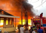 Kebakaran di Jalan Danau Aji hingga Jalan Pesut, tepatnya di samping Makam Kelambu Kuning, RT. 33, Kelurahan Melayu, Kecamatan Tenggarong. (Irvan/dutakaltimnews.com)