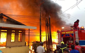 Kebakaran di Jalan Danau Aji hingga Jalan Pesut, tepatnya di samping Makam Kelambu Kuning, RT. 33, Kelurahan Melayu, Kecamatan Tenggarong. (Irvan/dutakaltimnews.com)