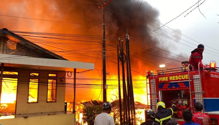 Api Mengamuk di RT 33 Jalan Danau Aji, 75 Bangunan Hangus Terbakar