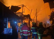 Petugas Berusaha Memadamkan Kobaran Api. (Irvan/dutakaltimnews.com)