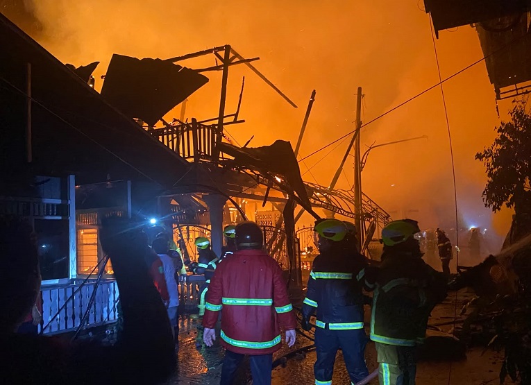 Petugas Berusaha Memadamkan Kobaran Api. (Irvan/dutakaltimnews.com)