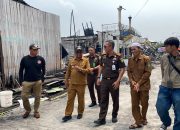 Kejari Kukar bersama PWI Kukar menyalurkan bantuan kepada korban kebakaran di Jalan Jenderal Sudirman, RT 7, Desa Muara Muntai Ulu, Kecamatan Muara Muntai. (Irvan/dutakaltimnews.com)