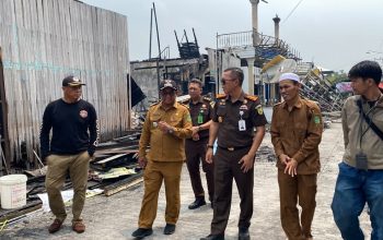 Kejari Kukar bersama PWI Kukar menyalurkan bantuan kepada korban kebakaran di Jalan Jenderal Sudirman, RT 7, Desa Muara Muntai Ulu, Kecamatan Muara Muntai. (Irvan/dutakaltimnews.com)