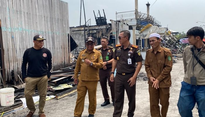 Kejari Kukar dan PWI Salurkan Bantuan Sembako untuk Korban Kebakaran Muara Muntai Ulu