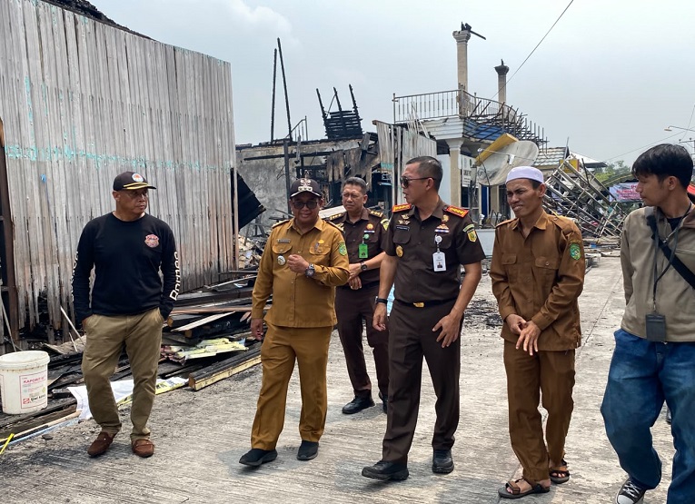 Kejari Kukar bersama PWI Kukar menyalurkan bantuan kepada korban kebakaran di Jalan Jenderal Sudirman, RT 7, Desa Muara Muntai Ulu, Kecamatan Muara Muntai. (Irvan/dutakaltimnews.com)