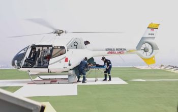 Pusat Kesehatan Pertahanan (Puskeshan) Kemhan bersama Kementerian Kesehatan dan TNI Angkatan Udara menggelar simulasi Air Medical Evacuation menggunakan helikopter EC-120B Colibri di Rumah Sakit Pusat Pertahanan Negara (RSPPN) Soedirman, Jakarta. (Dok. Kementerian Pertahanan)