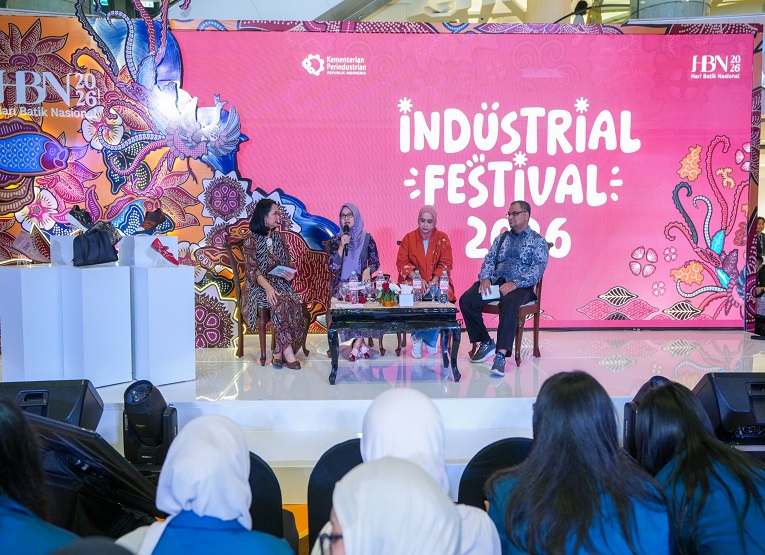 Kepala Balai Pemberdayaan Industri Persepatuan Indonesia Syukur Idayati saat menjadi narasumber Community Engagement “Batik Beyond Tradition: Digital dalam Inovasi, Berkelanjutan, dan Bertahan dalam Tradisi” di Surabaya. (Dok. Kementerian Perindustrian)