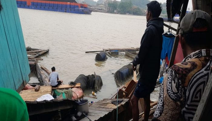 Kapal Ponton Tabrak Rumah Warga di Loa Janan, Rumah dan Keramba Ikut Terdampak 2 keramba rusak