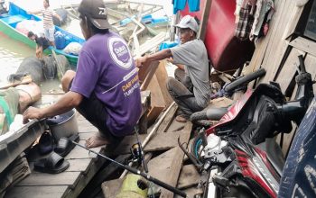 kapal ponton menabrak rumah warga di RT 3, Desa Loa Duri Ulu, Kecamatan Loa Janan. (Dok. Warga)