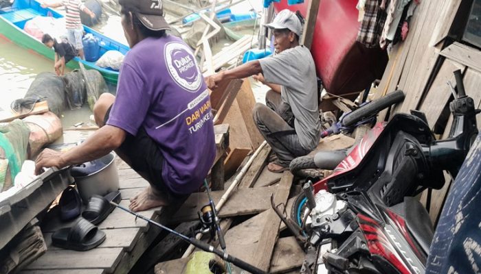 Kapal Ponton Tabrak  Rumah Warga di Loa Janan, Rumah dan Keramba Ikut Terdampak