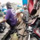 Kapal Ponton Tabrak  Rumah Warga di Loa Janan, Rumah dan Keramba Ikut Terdampak