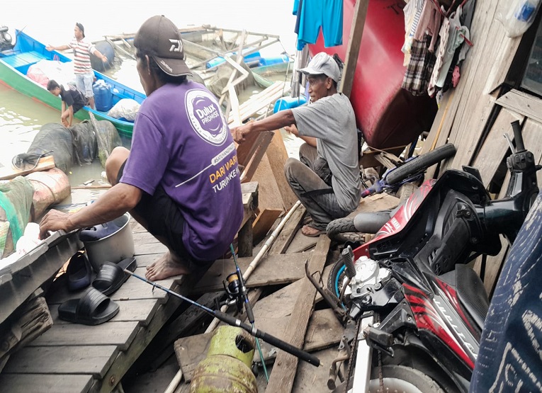 kapal ponton menabrak rumah warga di RT 3, Desa Loa Duri Ulu, Kecamatan Loa Janan. (Dok. Warga)