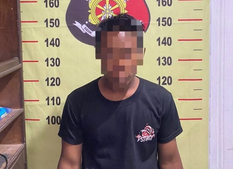 Pelaku Saat di Amankan Petugas Kepolisian. (Dok Polsek Kembang Janggut)