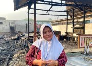 warga terdampak kebakaran, Iin saat di wawancarai di lokasi kebakaran. (Irvan/dutakaltimnews.com)